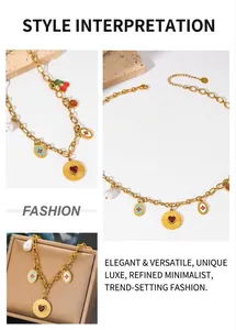 Vue détaillée d'un collier doré avec des pendentifs cerise, cœur et perle