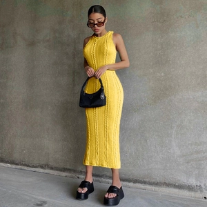 Vestido midi de punto sin mangas amarillo brillante con nervaduras verticales y cuello redondo