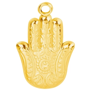 Détail du pendentif main de Hamsa doré avec des gravures texturées sophistiquées