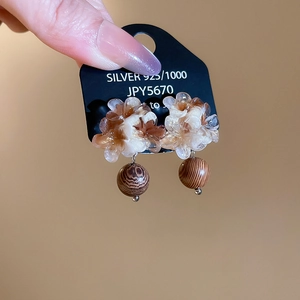 Détails de boucles d'oreilles rétro en résine fleur et perles de bois sur tiges en argent 925