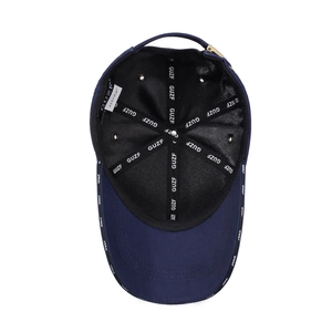 Structure interne d'une casquette bleu marine avec coutures et ruban de marque