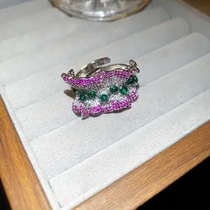 Bague ajustable argentée au design ondulé avec pavé de zircons roses et pierres vertes