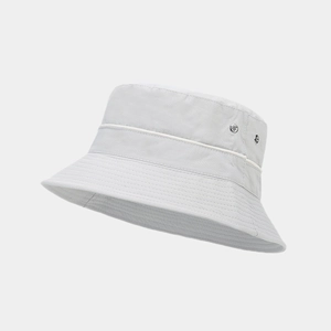 Vue détaillée du chapeau de soleil en nylon à séchage rapide avec œillets et bord surpiqué