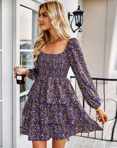 Détail de la robe courte à fleurs avec encolure carrée et taille élastiquée