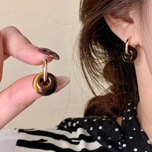 Boucles d'oreilles dorées avec pendentifs oeil de tigre au design circulaire vintage