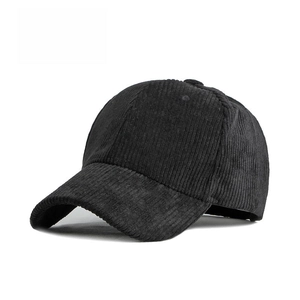 Texture détaillée de la casquette de baseball en velours côtelé noir à six panneaux et visière