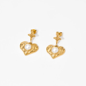 Boucles d'oreilles cœur dorées avec clou étoile, texture lave et perle sur fond blanc
