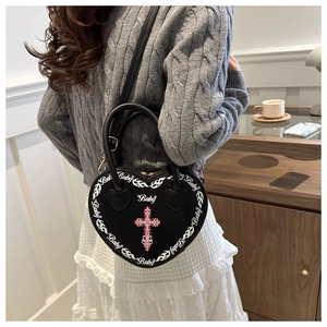 Borsa gotica a forma di cuore con croce rossa e borchie portata a tracolla
