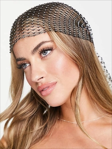 Détail du foulard résille noir orné de strass argentés brillants pour look de fête