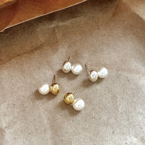 Detailed view of minimalist 925 silver pearl stud earrings in gold and silver finishes