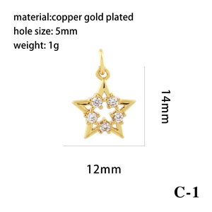 Vue macro détaillée du pendentif étoile creuse plaqué or 18K avec zircons incrustés