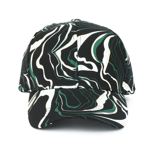 Vue détaillée du motif marbré fluide et des coutures sur la casquette de baseball