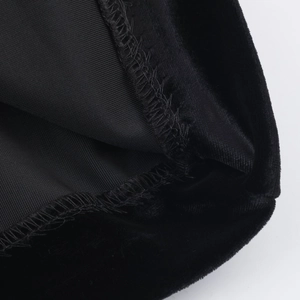 Macro-opname van zwart fluwelen stiksels en gedetailleerde overlock-afwerking