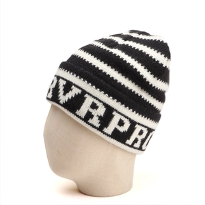 Détail du bonnet en maille rayé noir et blanc avec lettrage VRPRO en tissu doux d'hiver