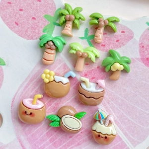 Vue détaillée de petits palmiers en résine et breloques coco pour barrettes et coques de téléphone