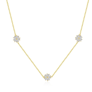 Dettaglio di una collana in argento s925 dorato con tre pendenti a fiore e zirconi brillanti
