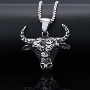 Gros plan d'un pendentif tête de taureau argenté vintage avec texture gothique