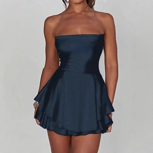 Abito a fascia Y2K in raso blu navy con bordo a balze mostrato da una modella su grigio