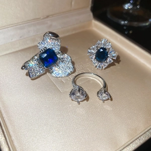 Détail d'une bague fleur de luxe avec saphir bleu et pavage de zircons cubiques