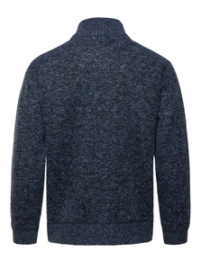 Dettaglio del cardigan in maglia blu scuro con trama intrecciata e fodera calda