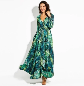 Détail de l'imprimé feuilles tropicales sur robe longue bohème à manches lanternes et col V