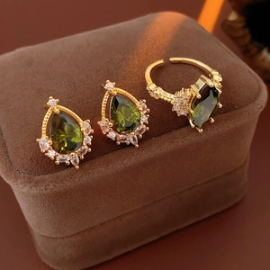 Set gioielli placcati oro con orecchini a goccia in zircone verde e anello aperto