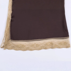 Haut en satin marron foncé avec dentelle beige fine et texture lisse soyeuse