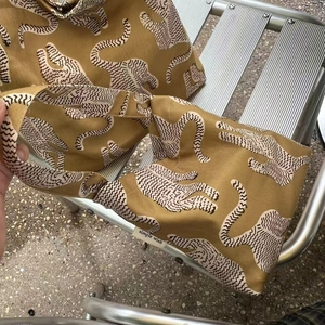 Gros plan sur le sac cabas en coton avec imprimé léopard et détails de texture