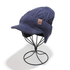 Bonnet en tricot bleu marine épais avec protège-oreilles, visière et écusson en cuir