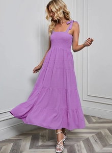 Détail de robe courte en jacquard violet avec bustier à lacets et jupe à volants