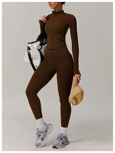 Détail d'un ensemble de yoga marron foncé avec legging de compression à taille haute