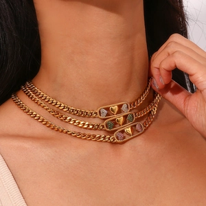 Détail d'un collier chaîne cubaine à trois couches plaqué or 18 carats et cœurs colorés