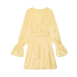 Détail du tissu métallique jaune clair avec plis à la taille et manches cloches