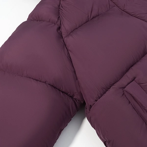 Dettaglio del cappotto imbottito viola scuro che mostra tessuto e cuciture di alta qualità