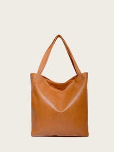 Détail d'un grand sac cabas vintage en similicuir marron avec de solides bretelles
