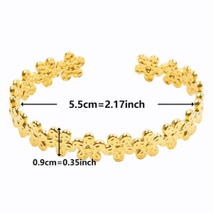 Detailed view of 18k gold floral cuff bangle showing 5.5cm diameter and 0.9cm flower height