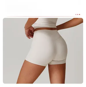 Détail de la couture en V sur le short de yoga beige taille haute pour un effet galbant