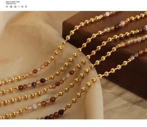 Dettaglio della collana con perle placcate oro 18k e pietre naturali su seta fine