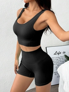 Dettaglio del set yoga nero a coste senza cuciture con pantaloncini e reggiseno sportivo