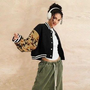 Giacca da baseball da donna con maniche mimetiche e pantaloni sportivi verde oliva