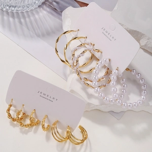 Detailansicht der geometrischen Creolen-Sets mit Gold-Finish und Kunstperlen-Design