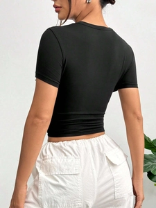Camiseta negra entallada de manga corta con diseño de espalda abierta estilo Y2K