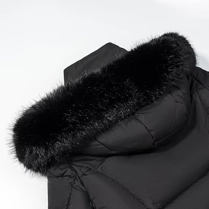 Detailaufnahme eines Winterparkas mit üppigem Pelzkragen und präzisen Nähten