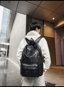 Dettaglio dello zaino in pelle PU nera con grana fine e stile urbano moderno
