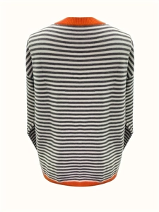 Schwarz-weiß gestreifter Strickpullover mit leuchtend orangen Rippbündchen an Hals und Saum