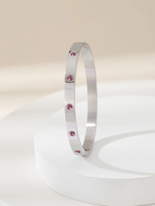 Bracciale rigido in acciaio al titanio argento con stelle in cristallo rosa e finitura lucida