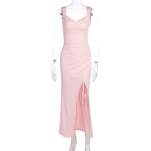 Détail de la robe longue rose dos nu avec des fronces latérales et une fente haute