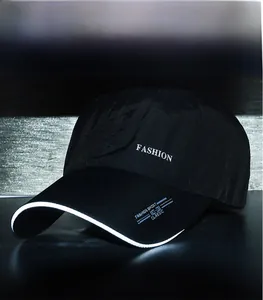 Dettaglio del cappellino da baseball nero con una striscia riflettente di sicurezza sul bordo