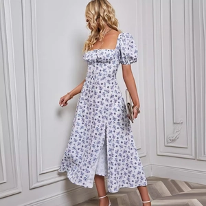 Vintage-Blumenkleid mit Puffärmeln, eckigem Ausschnitt und Schlitz in Cremeweiß