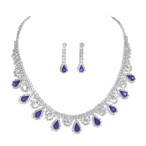 Détail du parure de bijoux avec collier et boucles d'oreilles en saphir bleu luxe